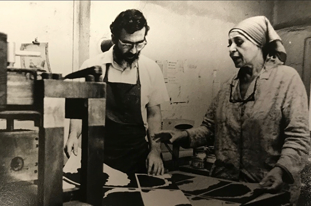  Irwin Hollander working with Louise Nevelson in his New York workshop. Image courtesy of the Hollander family.